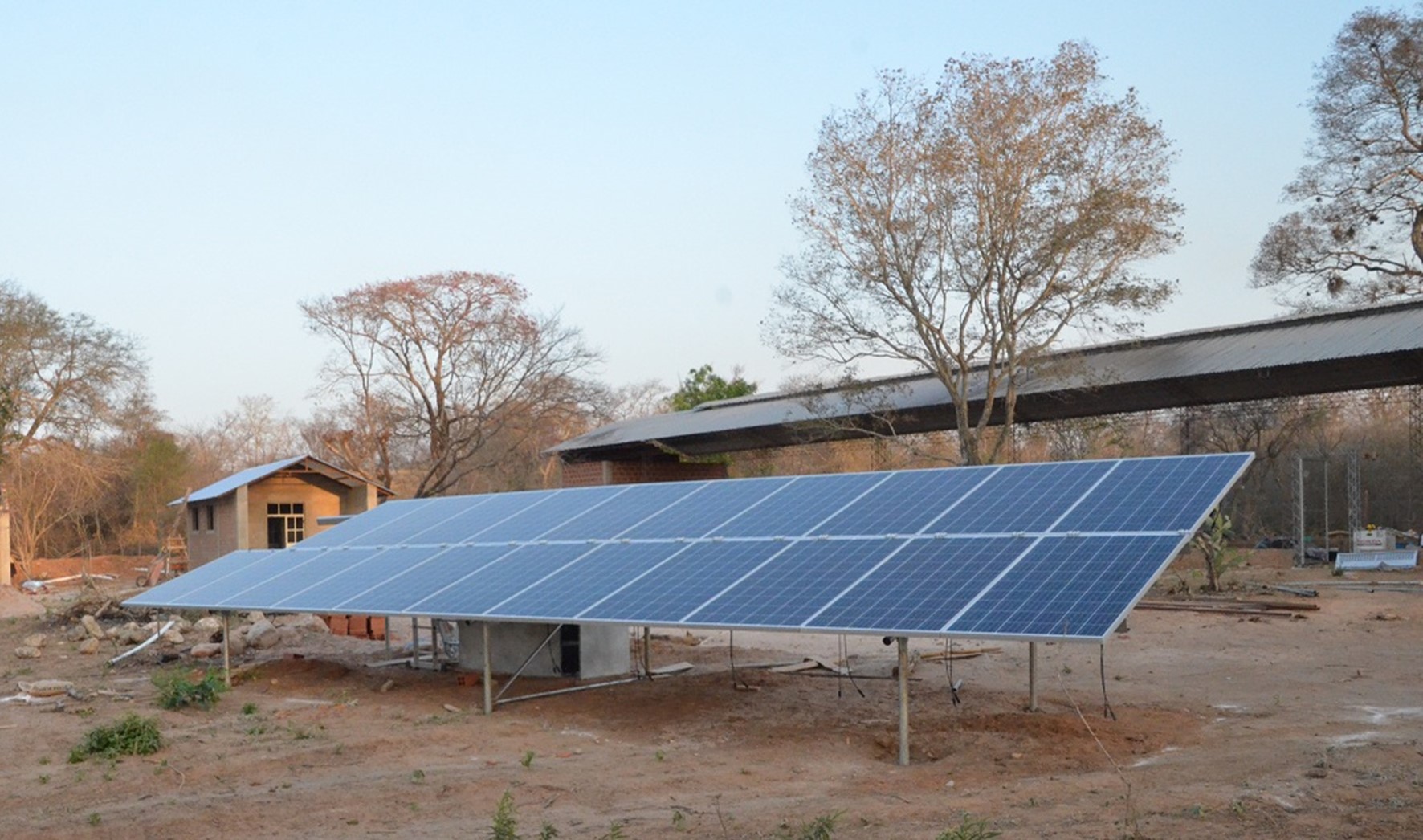 Read more about the article Sistema híbrido – 5.46 kWp fotovoltaico con baterías y generadores a gasolina